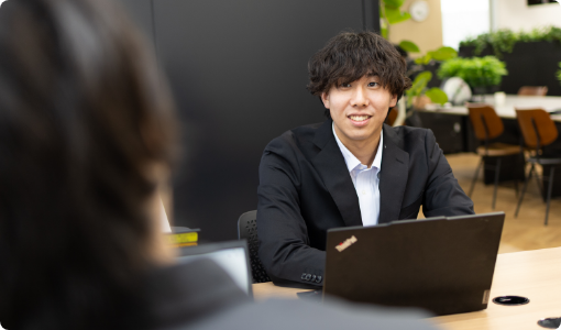 笑っている社員の様子