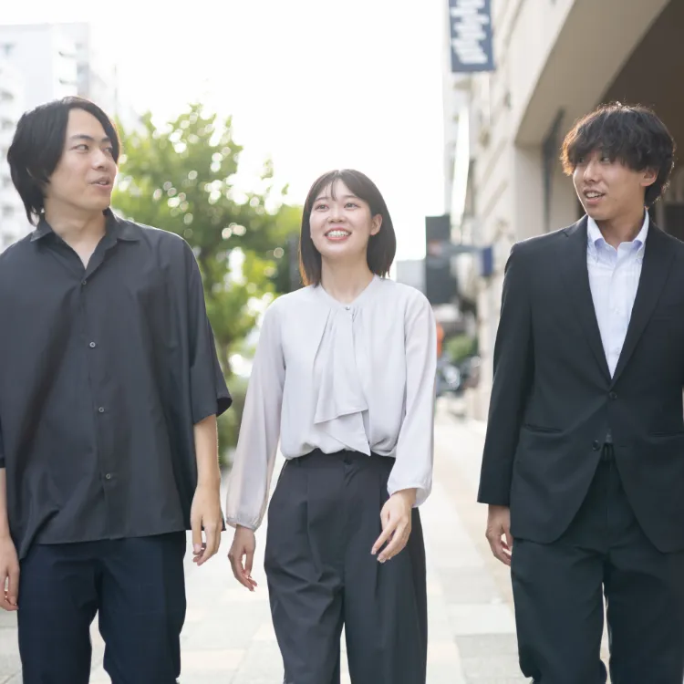 笑っている社員の様子